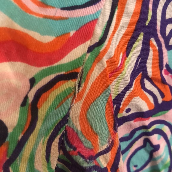 Lily Pulitzer silk blouse: some slight tearing around seam on sleeve - Picture 3 of 3